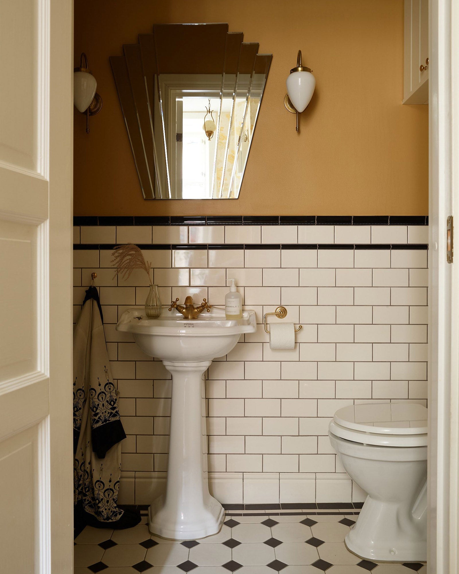 Inspiration - Salle de bain dans le style Art déco card image