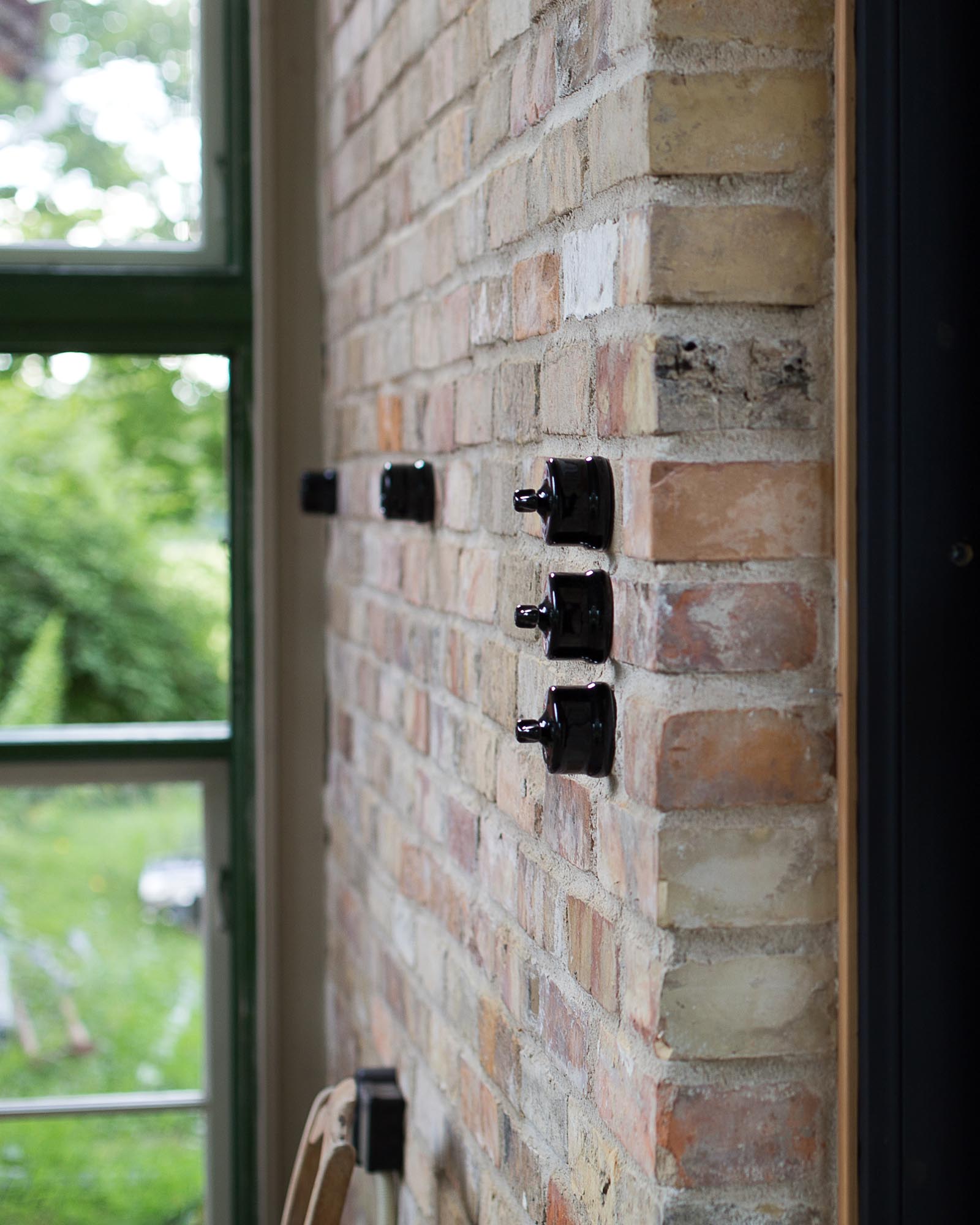 Inspiration - Svarta strömbrytare i orangeri card image