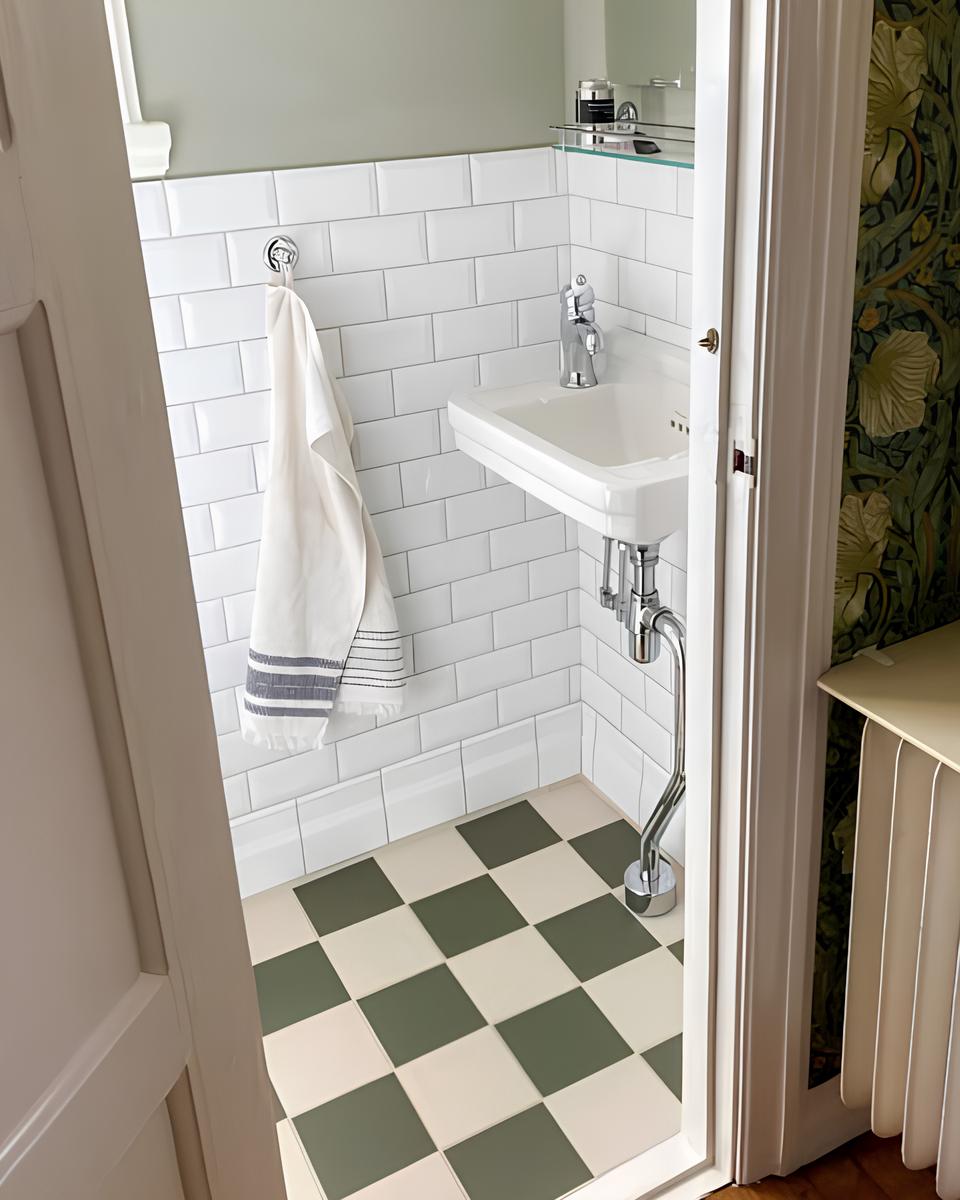 Inspiration - Salle de bain avec carrelage à damier vert card image