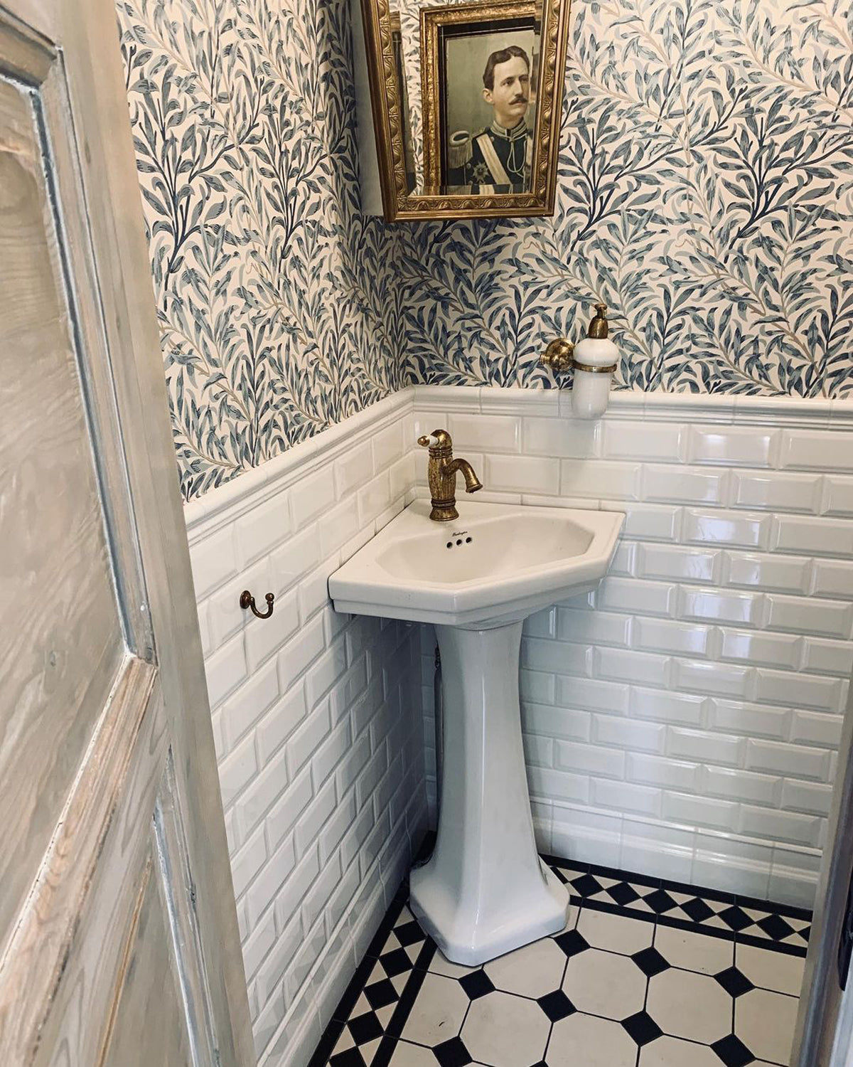 Inspiration - Toilette d'invité avec lavabo d'angle card image