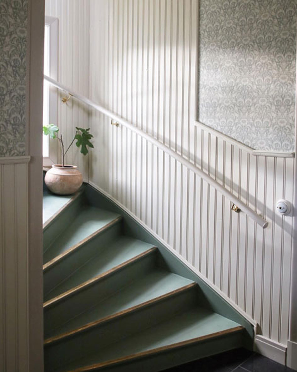 Inspiration - Rénovation d'escalier avec des détails en laiton card image