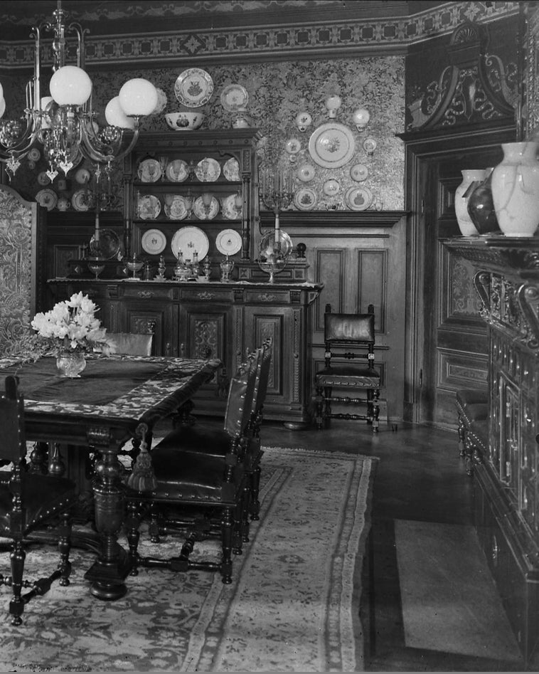 Histoire du style ~ 1910-1920 Nationalromantisme : Habitat, Éclairage, Papiers peints & Cheminée card image