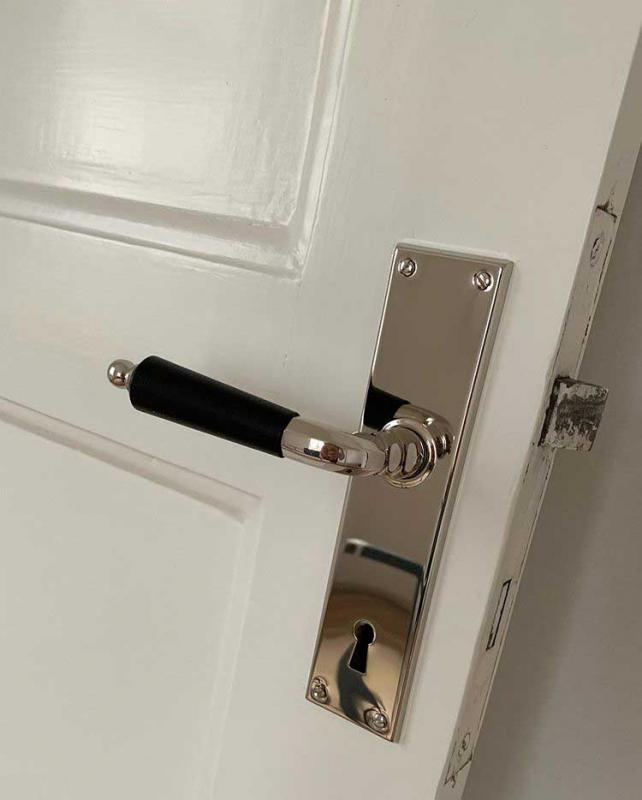 Dörrhandtag - Långskylt med trägrepp nickel image