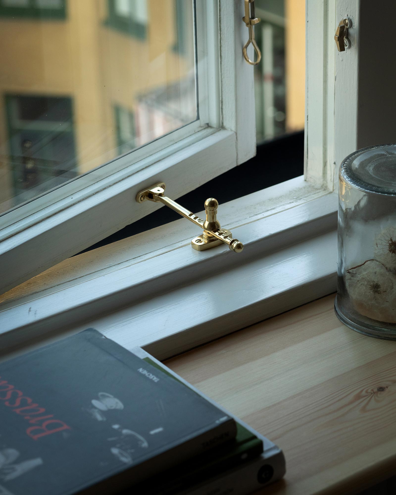 Window catch - Outward-opening, brass image