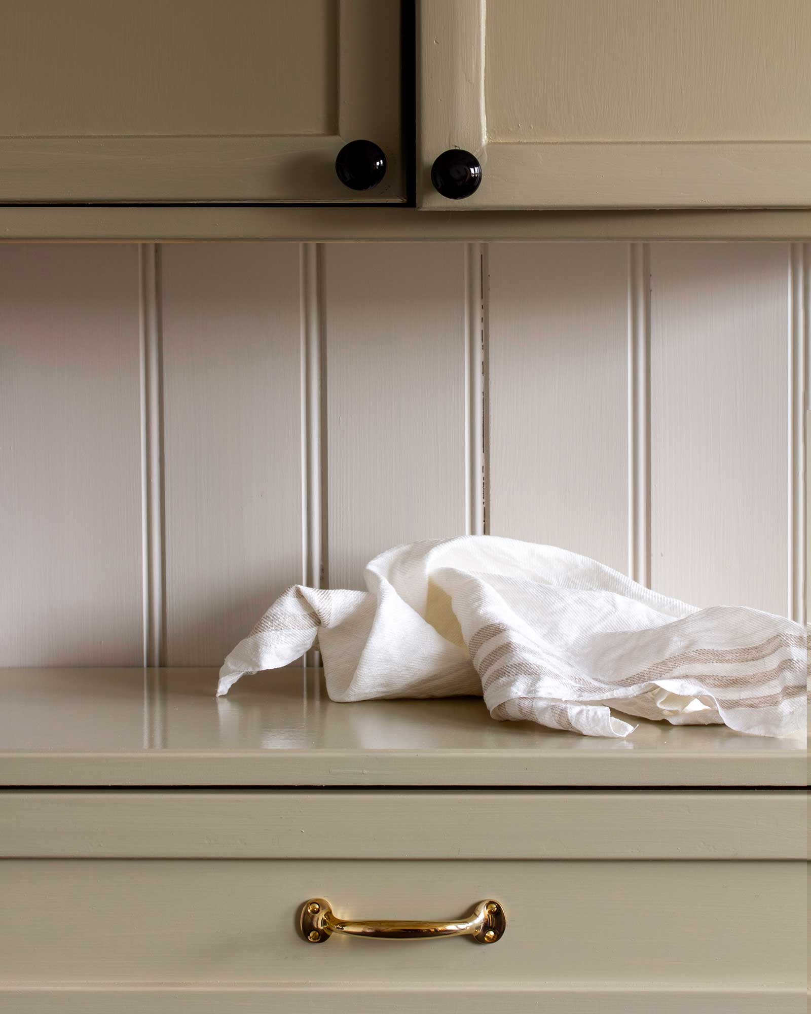 Knob - Porcelain black/brass image