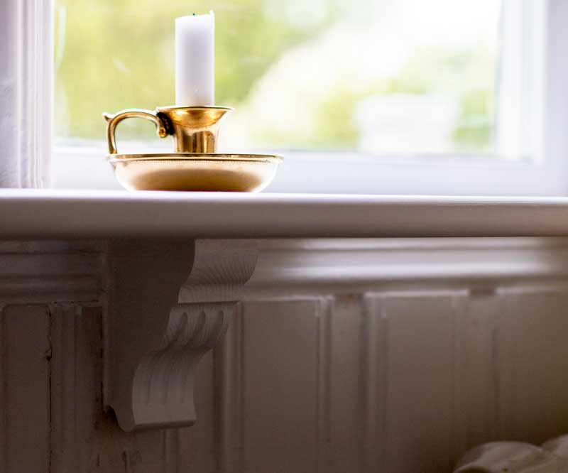 Gammeldags hylleknekt tre - Gullholmen liten konsoll image