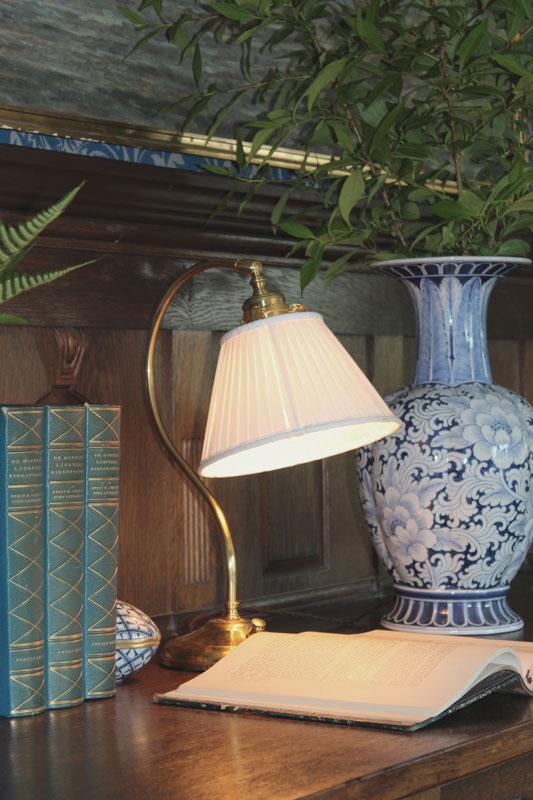 Bordlampe - Lagerlöf messing med hvit tekstilskjerm image