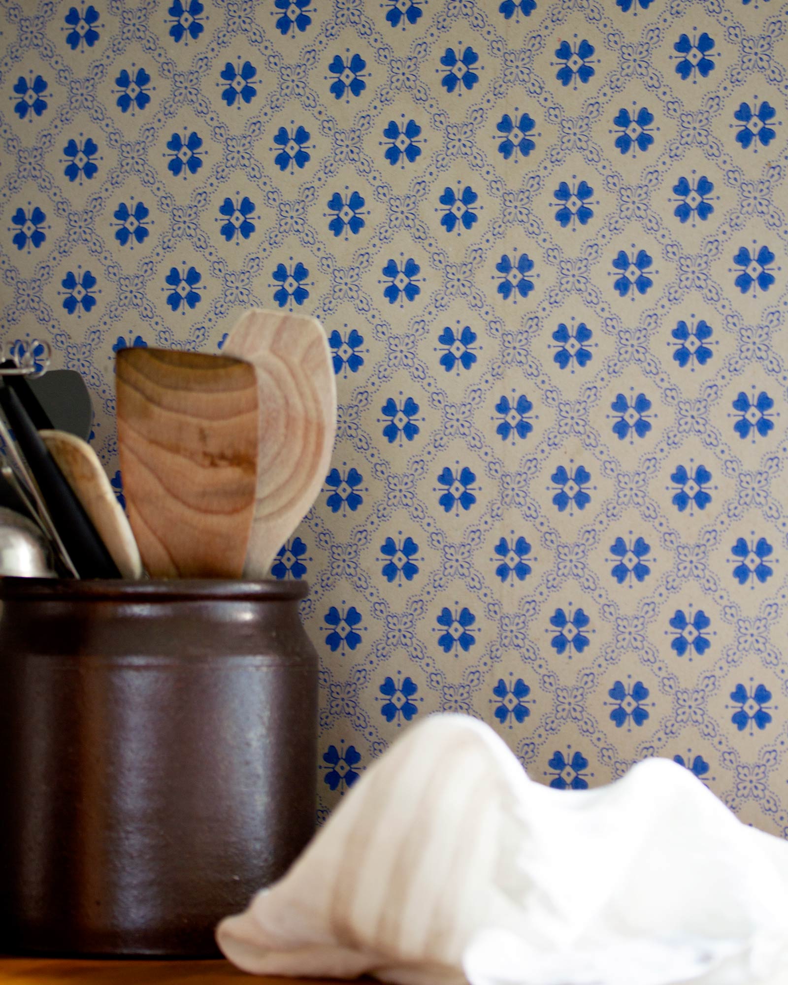 Wallpaper - Erken twig/blue image