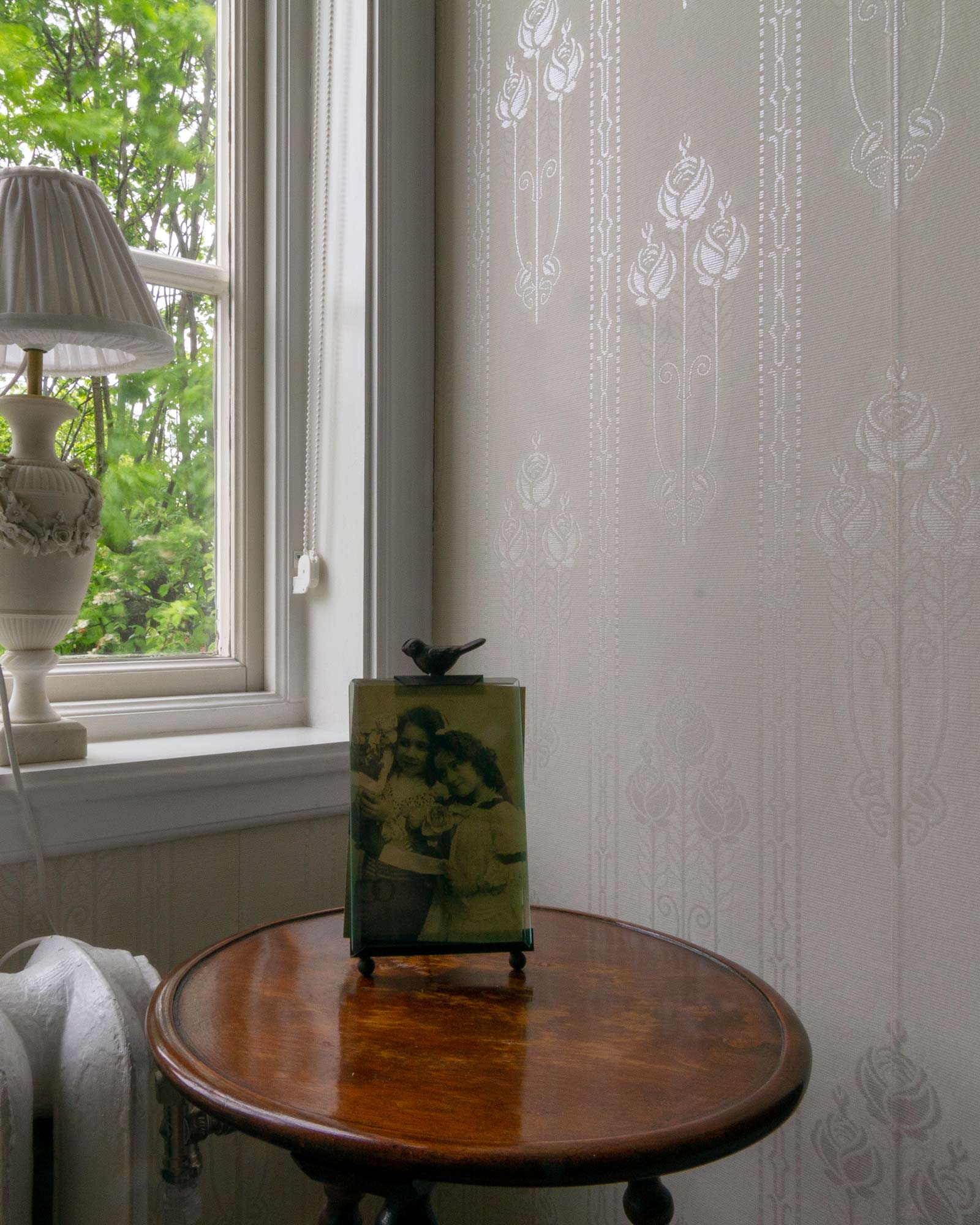 Lim & Handtryck Tapet - Jugendros grå-hvid/glimmer image