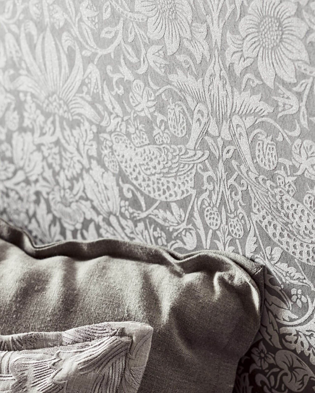 William Morris & Co. Tapet - Pure Strawberry Thief Oyster/Chalk image