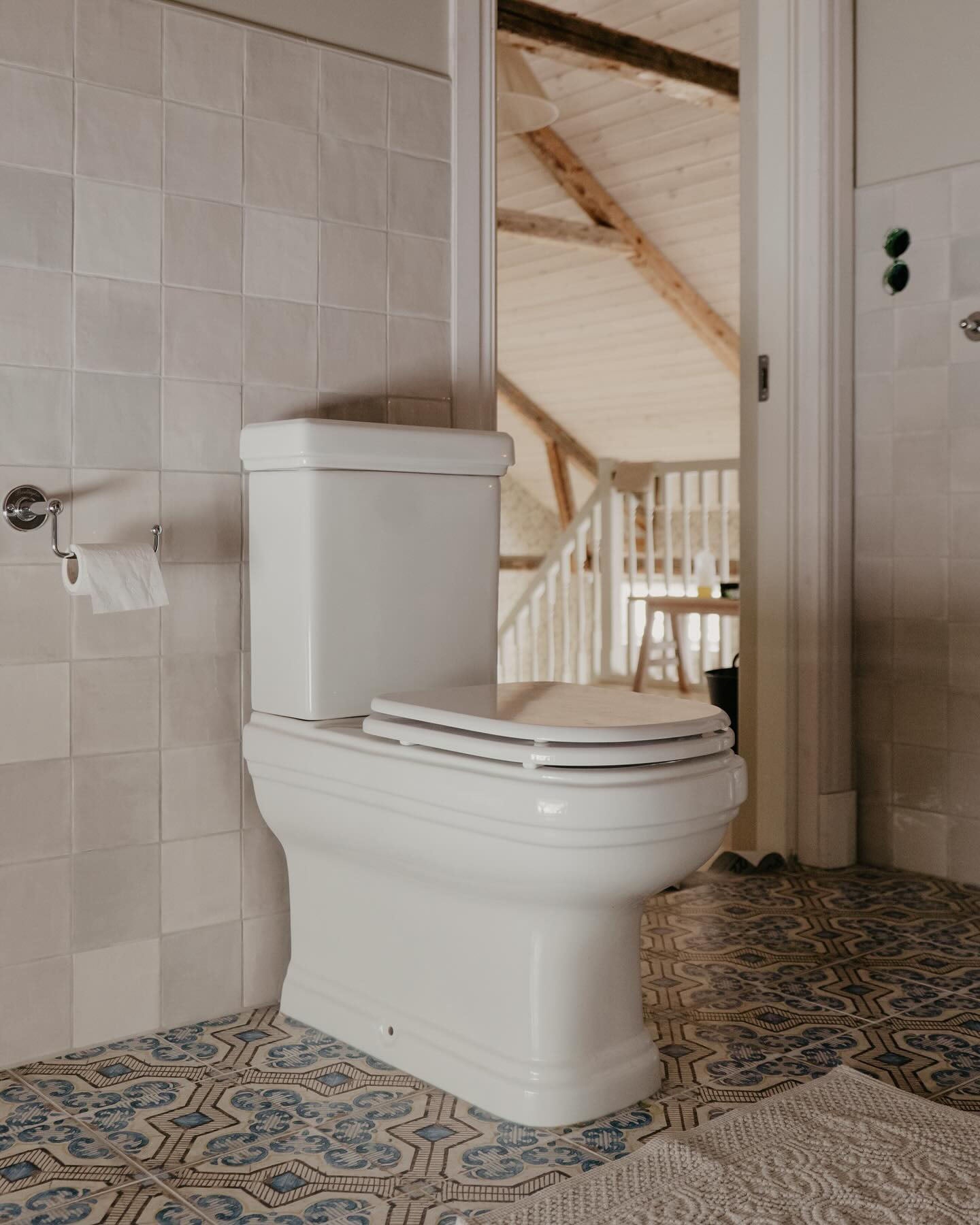 Toilet - Riviera Close Coupled, with toilet seat & chrome details image