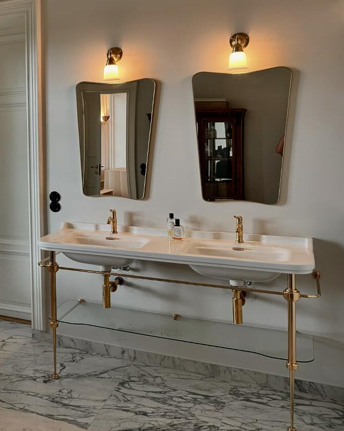 Sink with Brass Stand in Lacquered Brass with Glass Shelf - Art Deco - Double 150 cm image