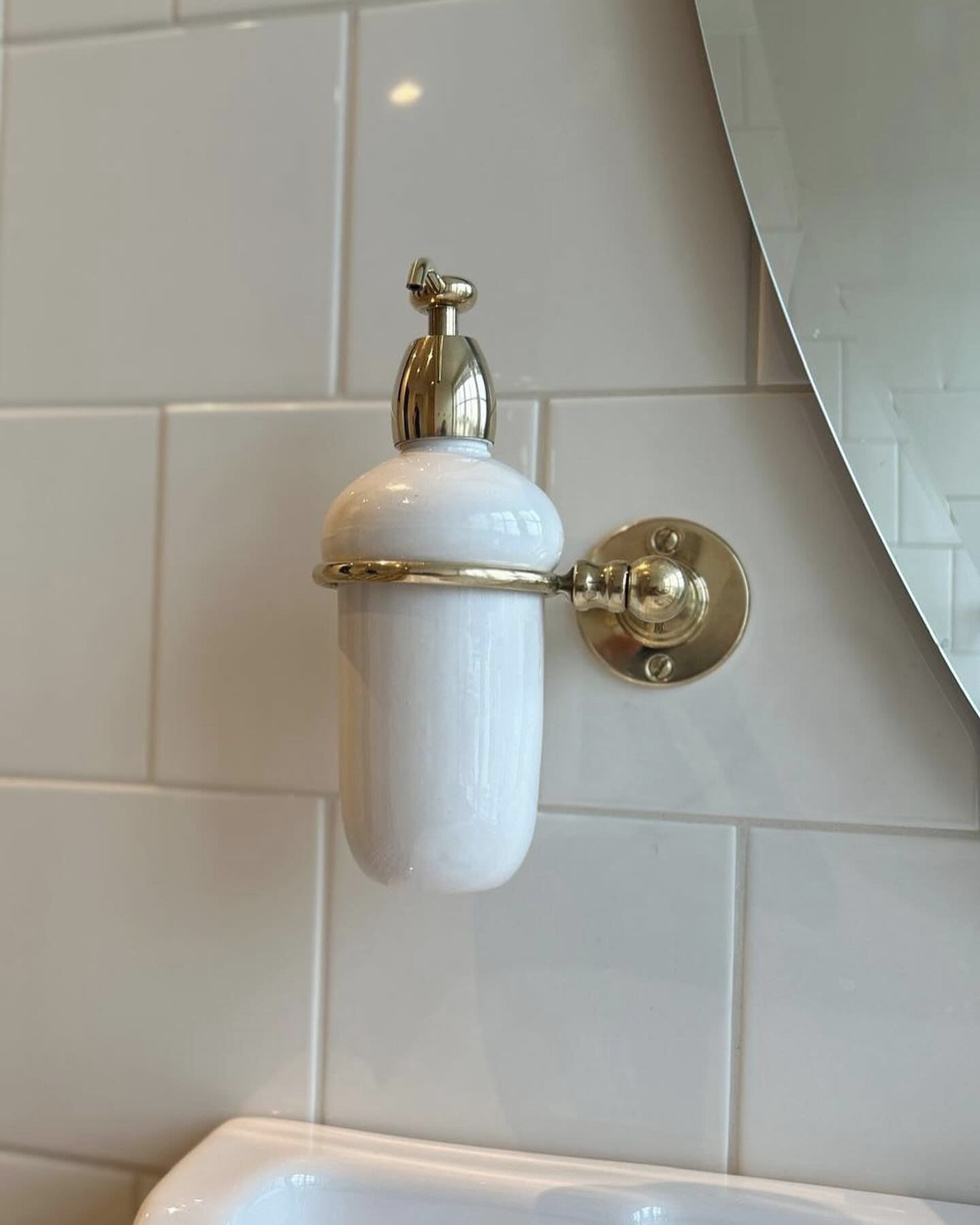 Tvålpump Brighton - Mässing/porslin vägg image
