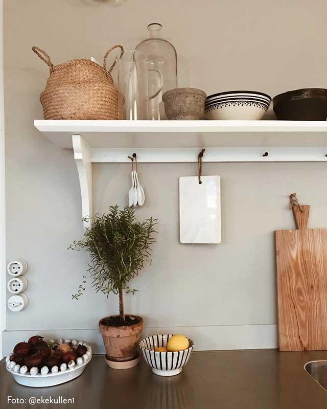 Outlet - White porcelain surface-mounted image