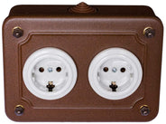 Dobbel stikkontakt i metallboks - Hvit porselen / antikkbrun horisontal thumbnail image