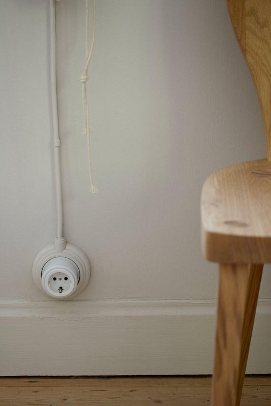 Outlet - White porcelain II surface mounted image