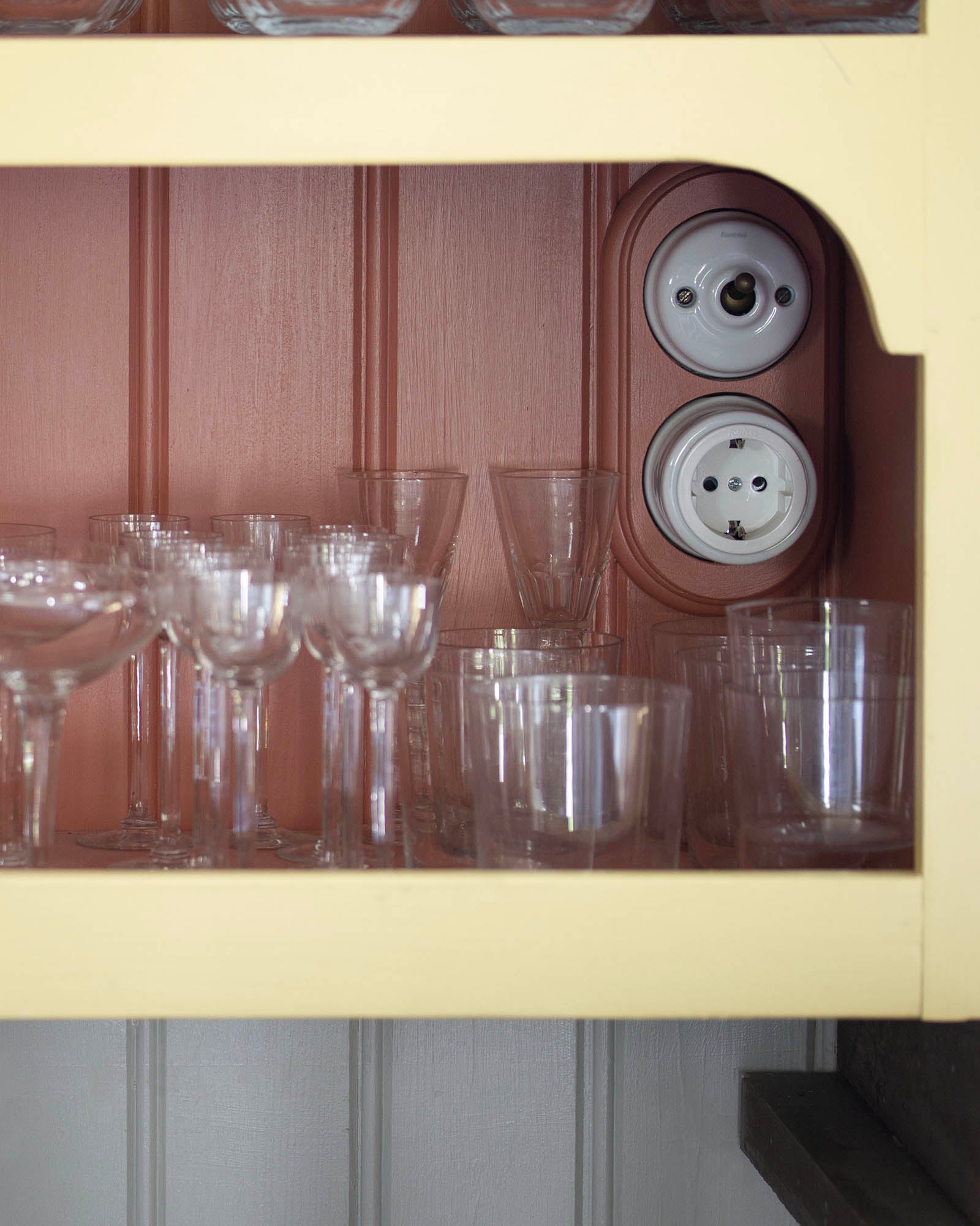 Outlet - White porcelain II surface mounted image