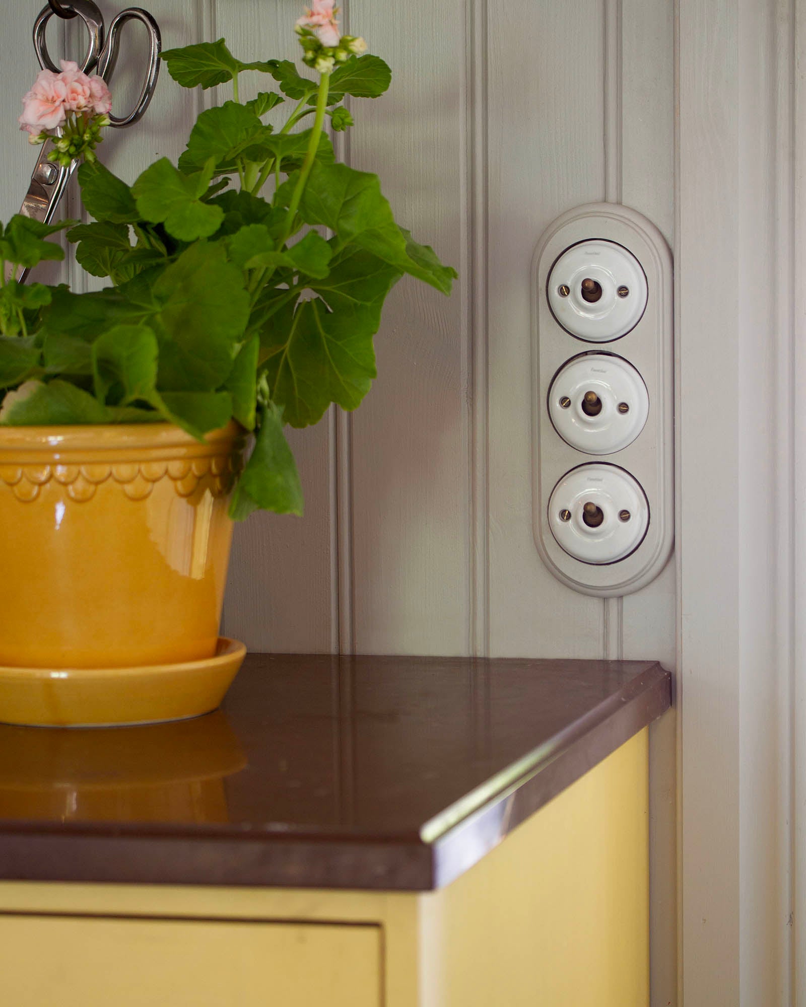 Fontini Dimmer - White Porcelain/Antique Bronze, Surface-Mounted image