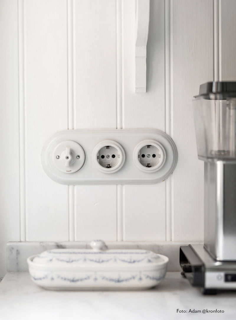 White porcelain frame - 3 elements Garby Colonial image