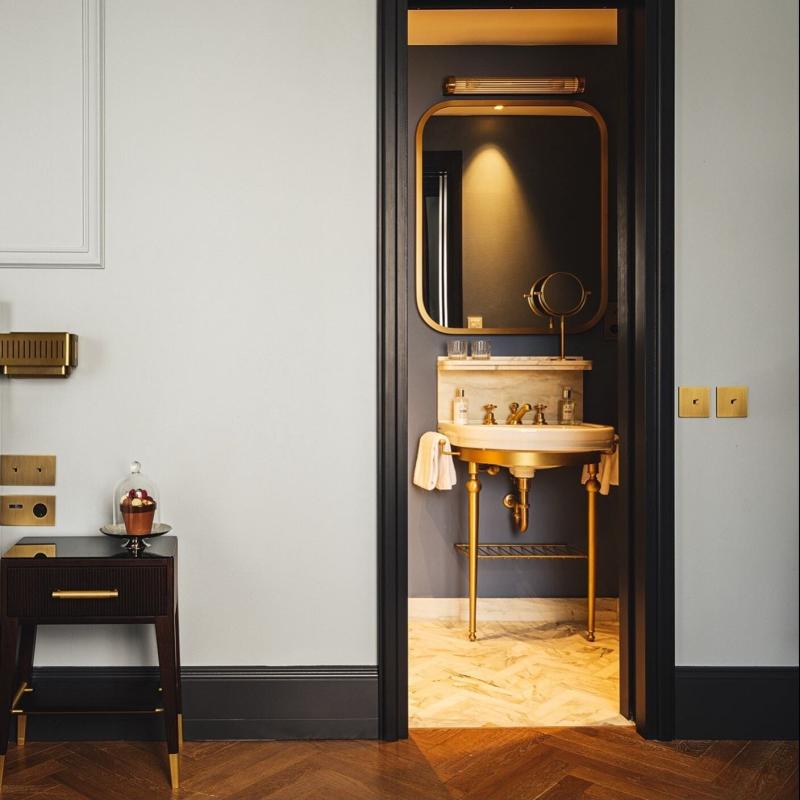 Strömbrytare More kvadrat mässing - återfjädrande tryckknapp image