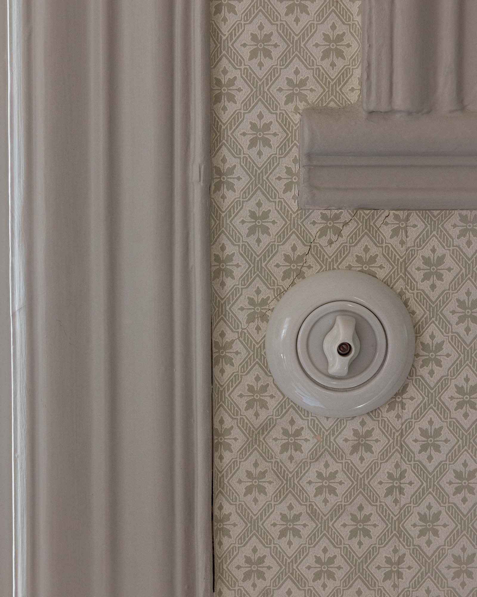 Vridströmbrytare rund porslin - 2-polig image