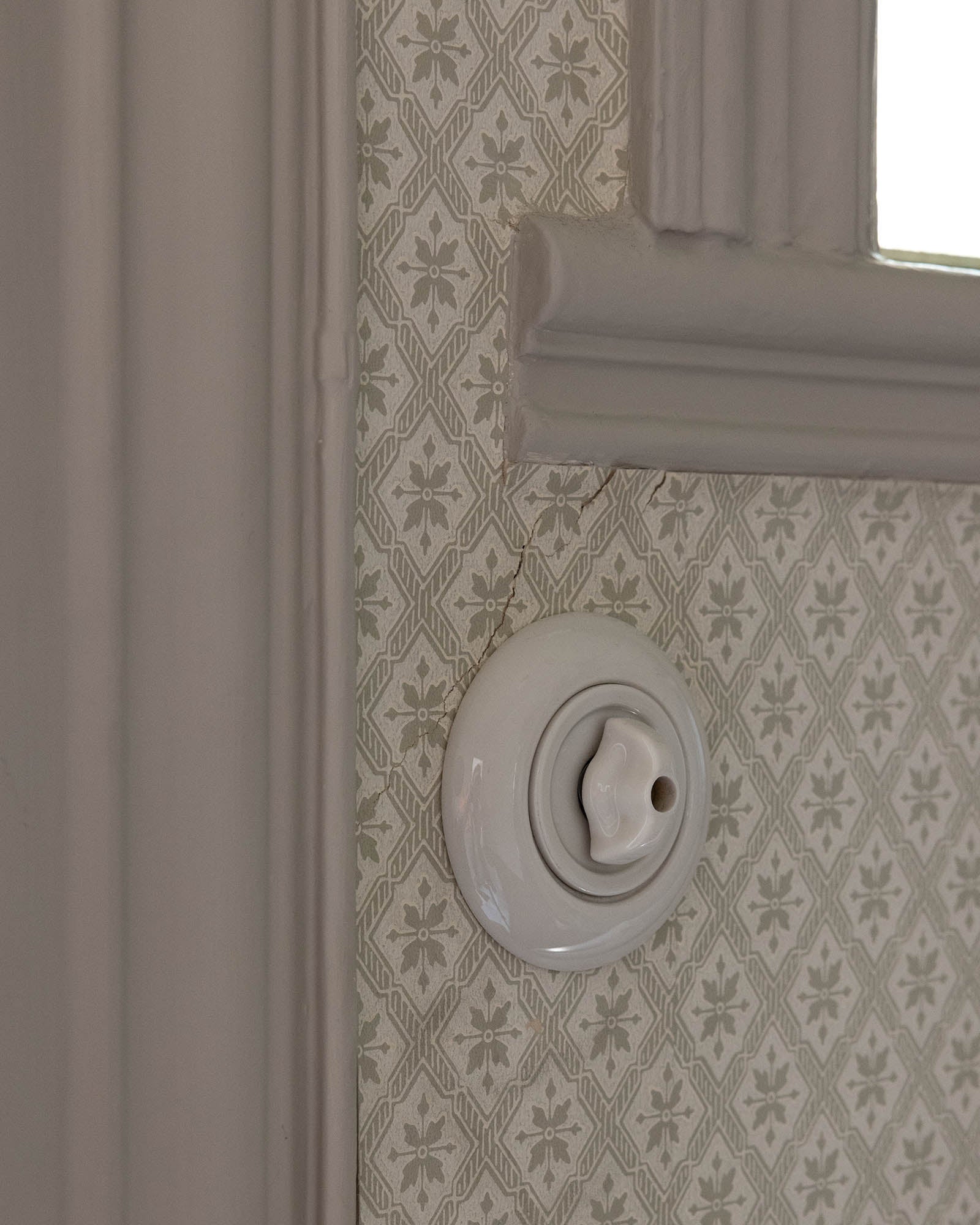 Vridströmbrytare rund porslin - Trappströmbrytare image