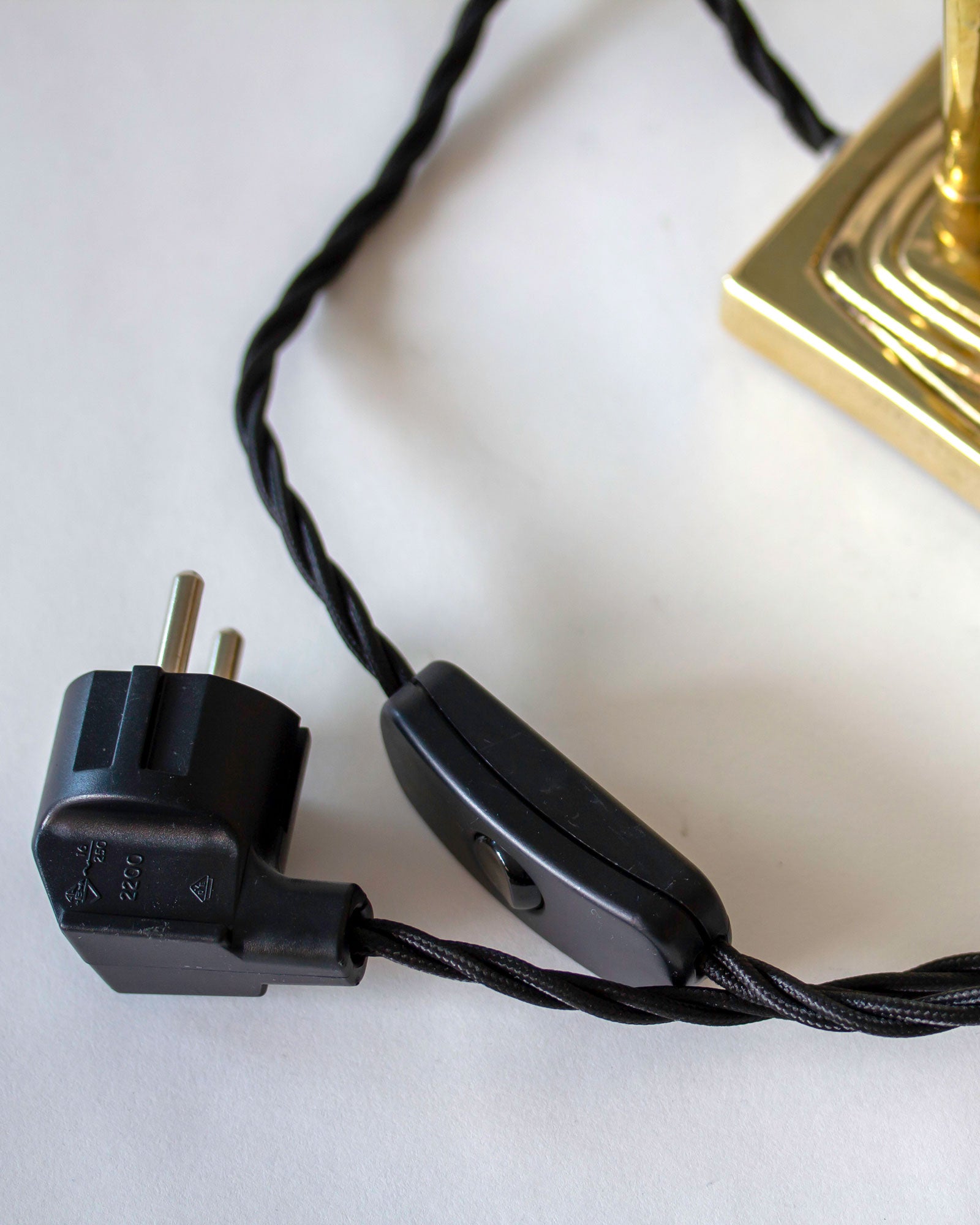 Bordlampe messing – Modell 1900 med benhvit skjerm image