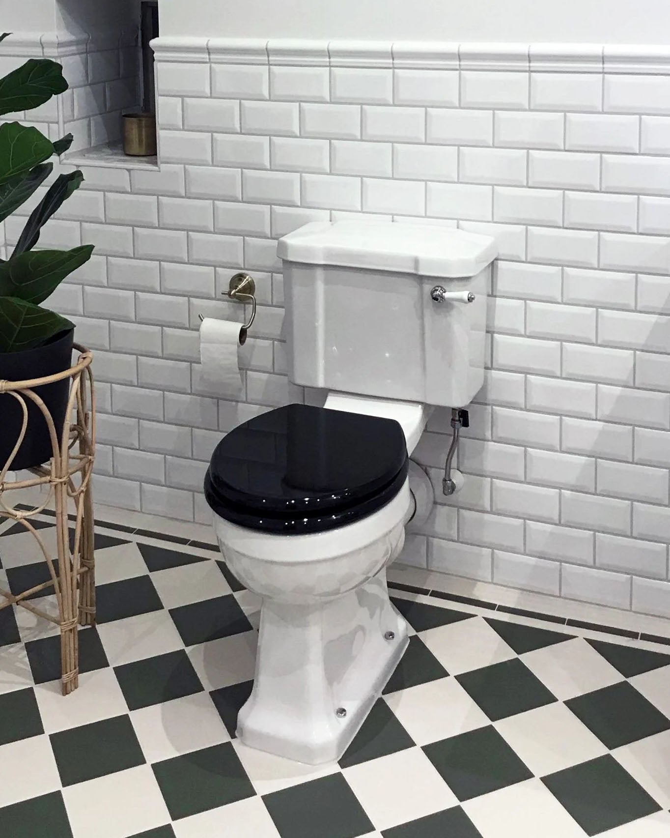 WC - Burlington gulvstående toilet, smal cisterne og mat hvid sæde, behandlet messing image