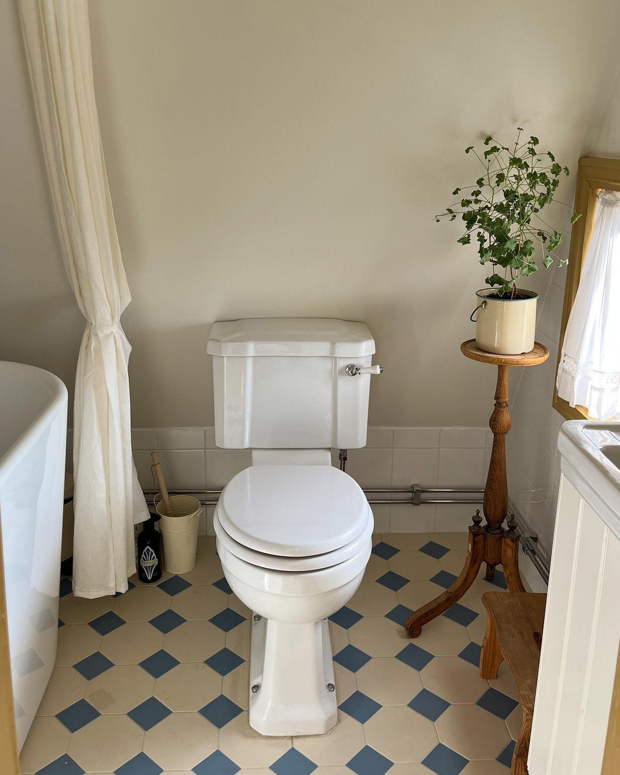 WC - Burlington golvstående toalett, smal cistern & sits, behandlade mässingsdetaljer image