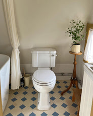 WC - Burlington gulvstående toilet, smal cisterne og mat hvid sæde, behandlet messing thumbnail image