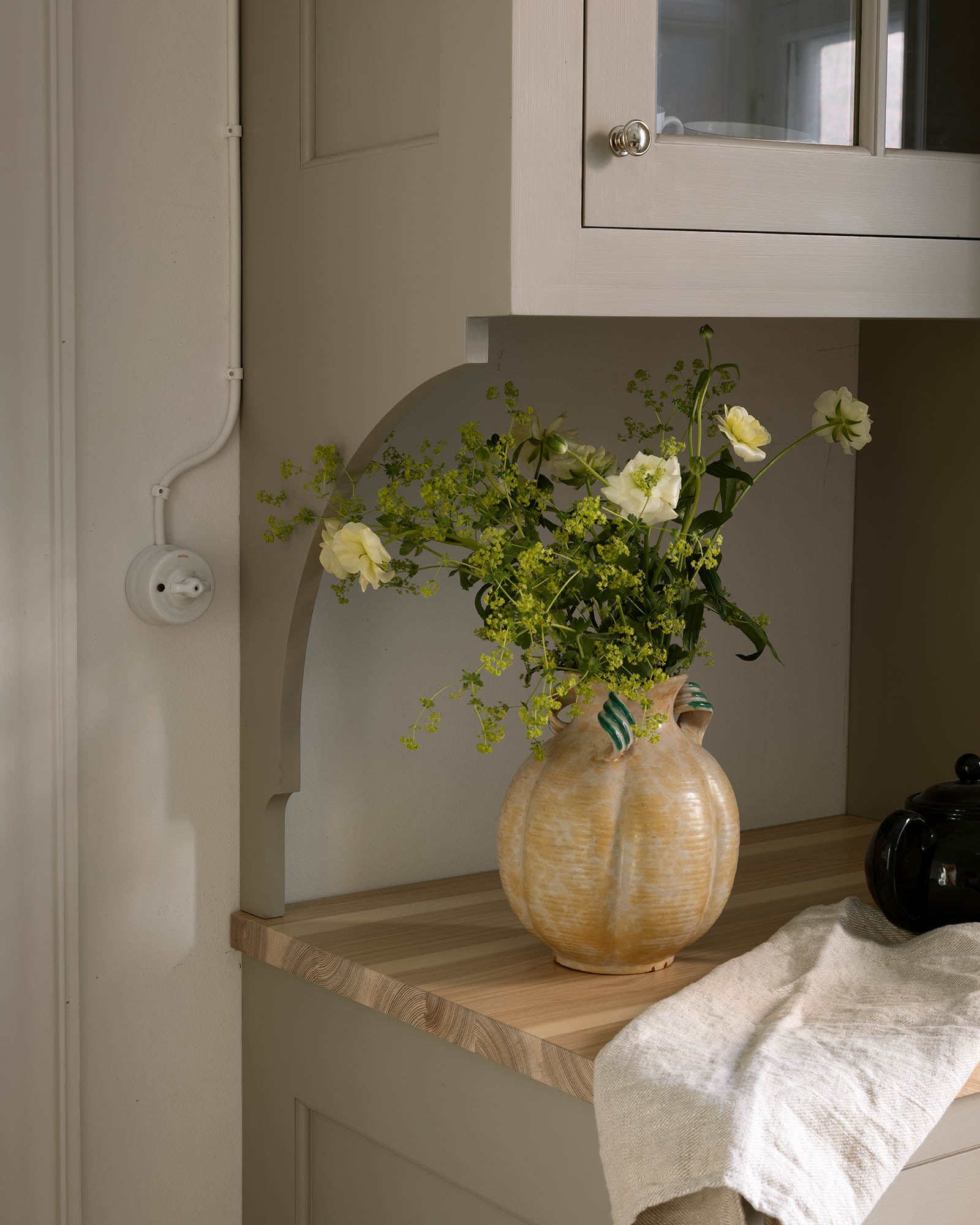 Afbryder - Hvid porcelæn mellemafbryder overflademonteret image