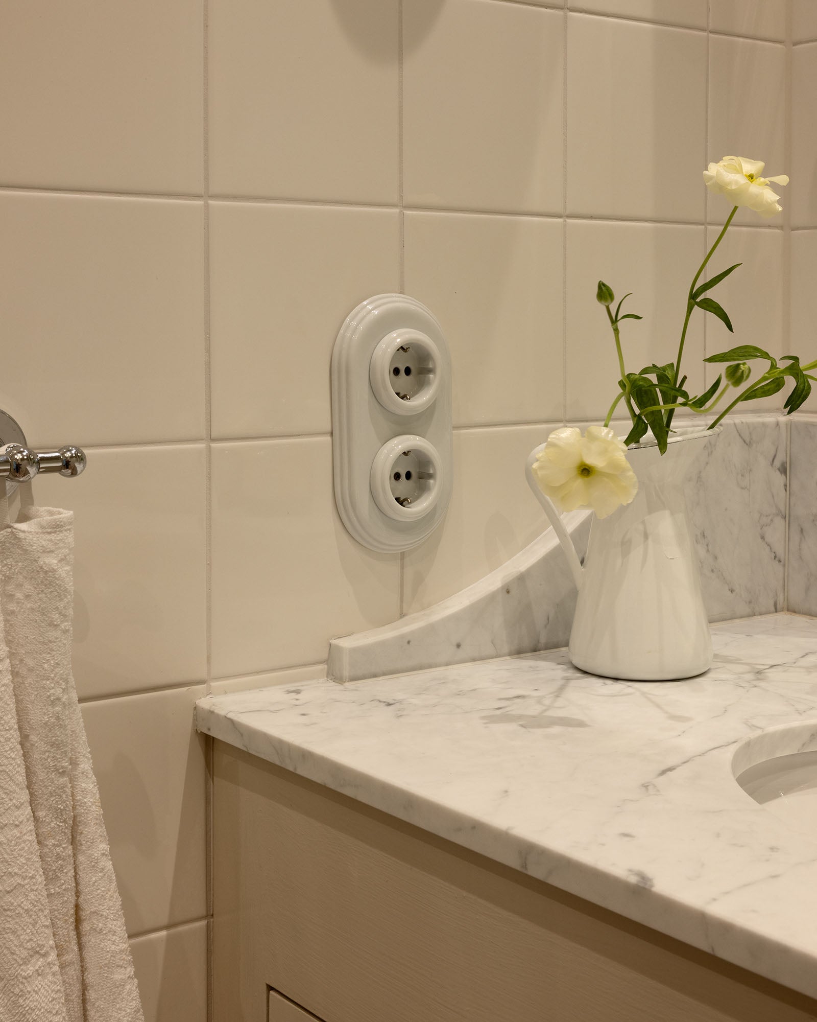 Fontini Outlet - White porcelain, Double-Socket with Cover Frame image