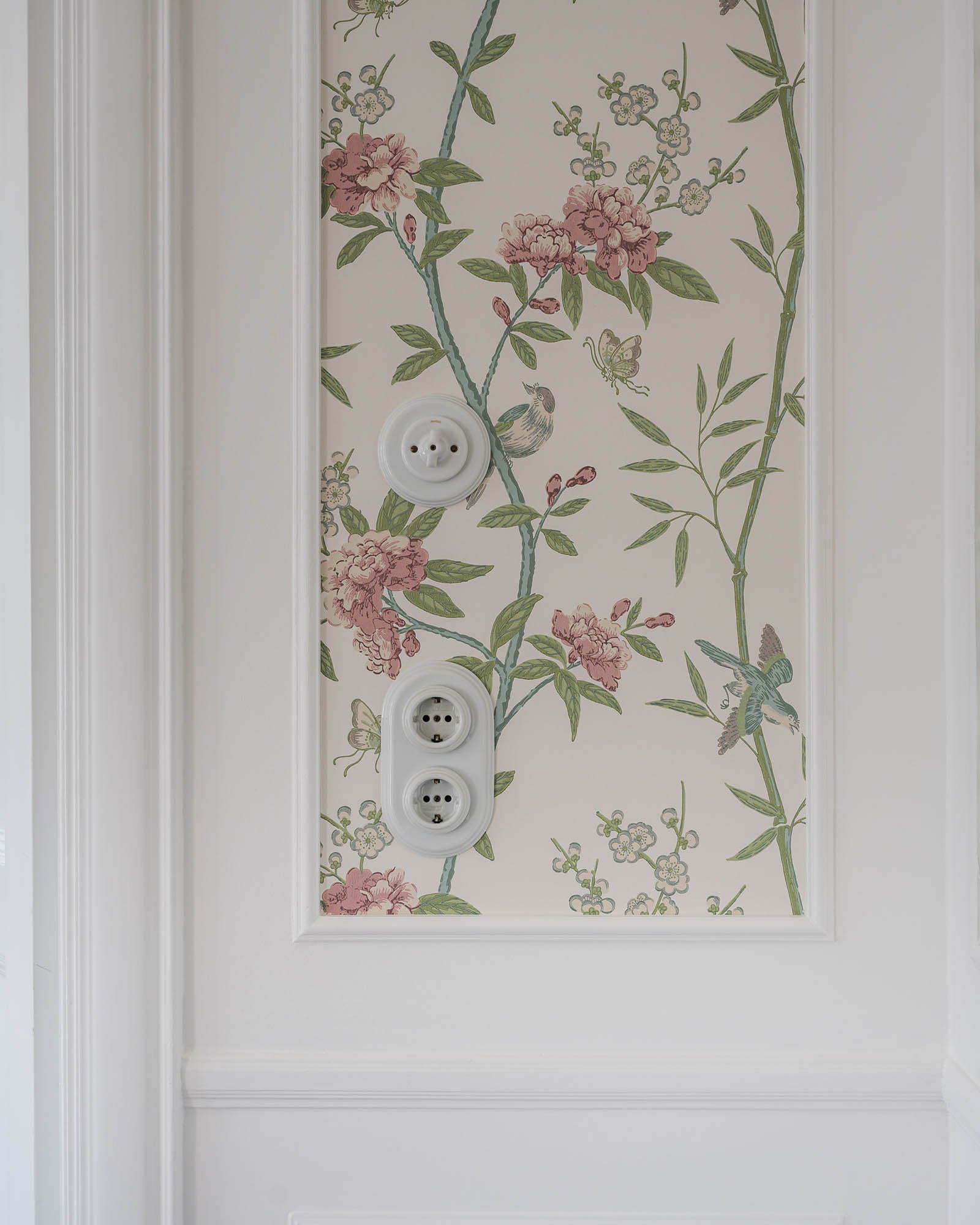 White porcelain frame - 2 elements Garby Colonial image