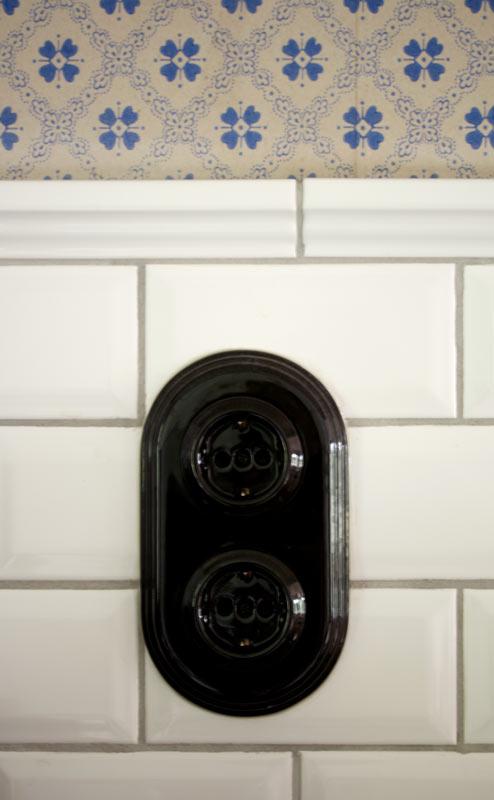 Stikkontakt - Svart porselen dobbel image