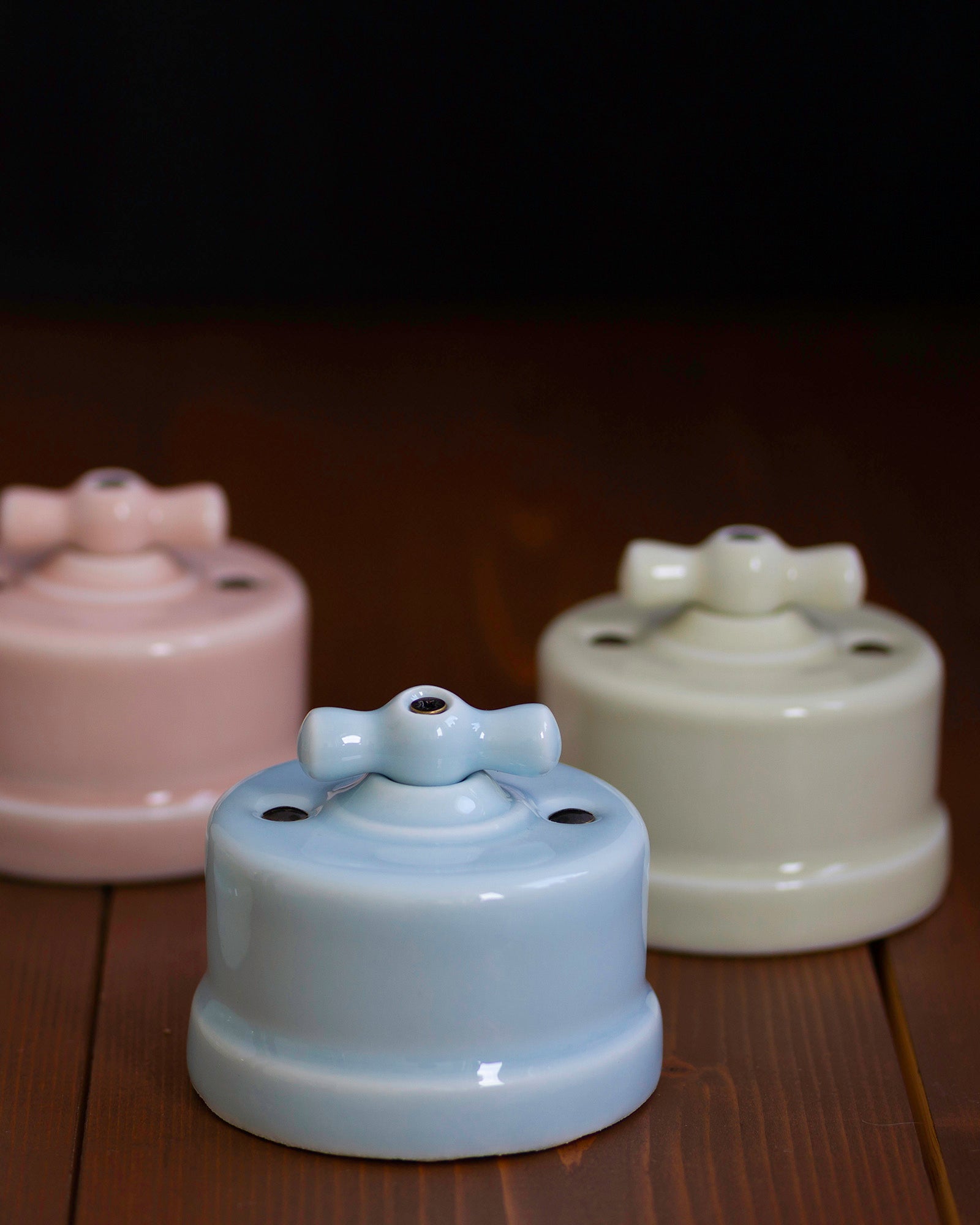 Strømafbryder - Gulhvidt porcelæn, uden vrider (trappe/ud/vrider) image