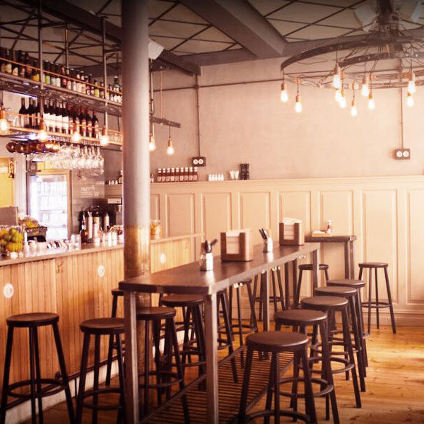 Dobbel stikkontakt i metallboks - Hvit porselen / antikkbrun horisontal image