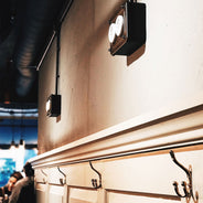 Dobbel stikkontakt i metallboks - Hvit porselen / antikkbrun horisontal thumbnail image