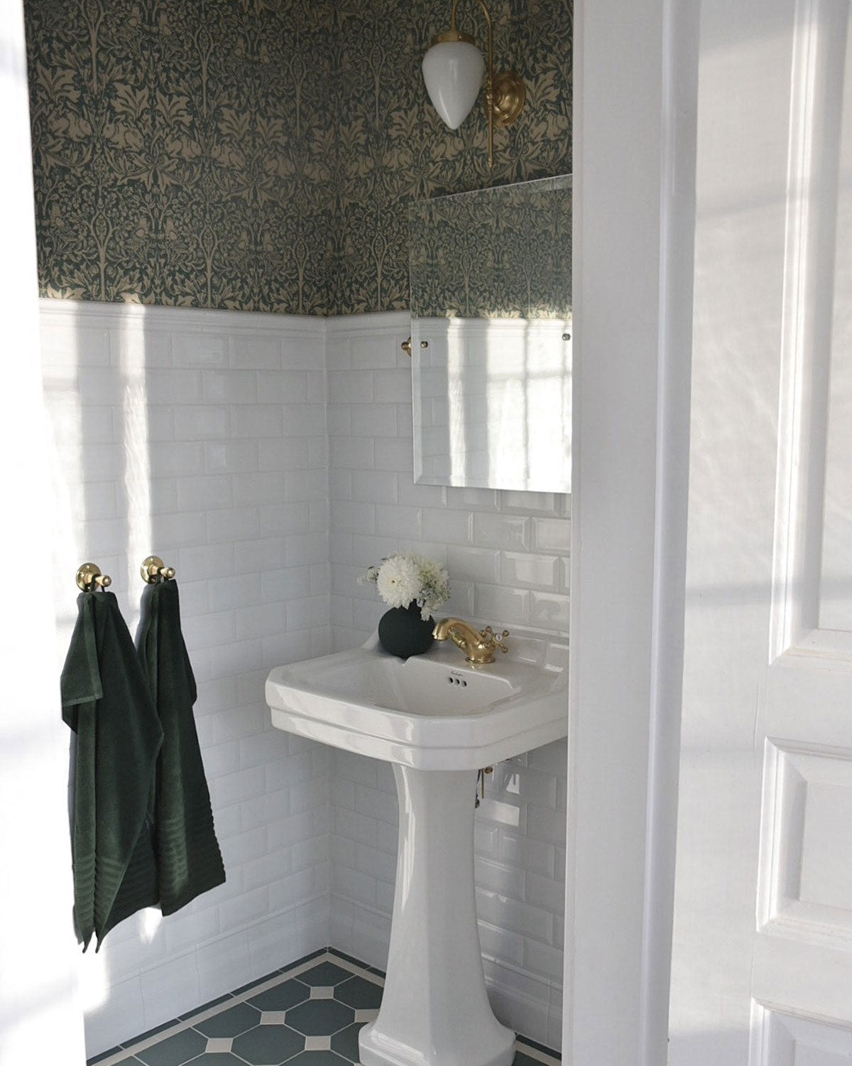 Inspiration - Gästtoalett i grönt med mässingsdetaljer