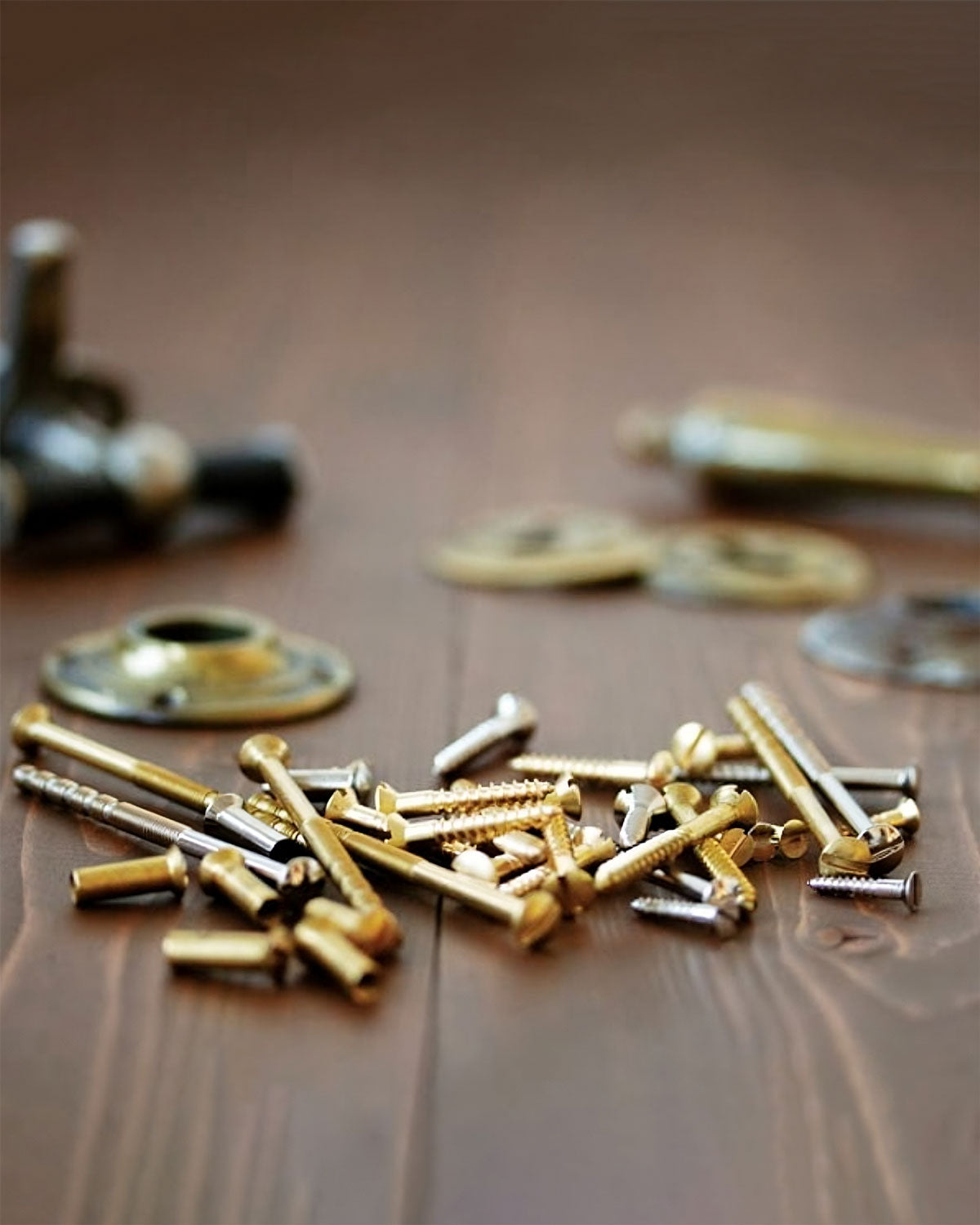 Montera ett gammaldags beslag med mässingsskruv - Sekelskifte