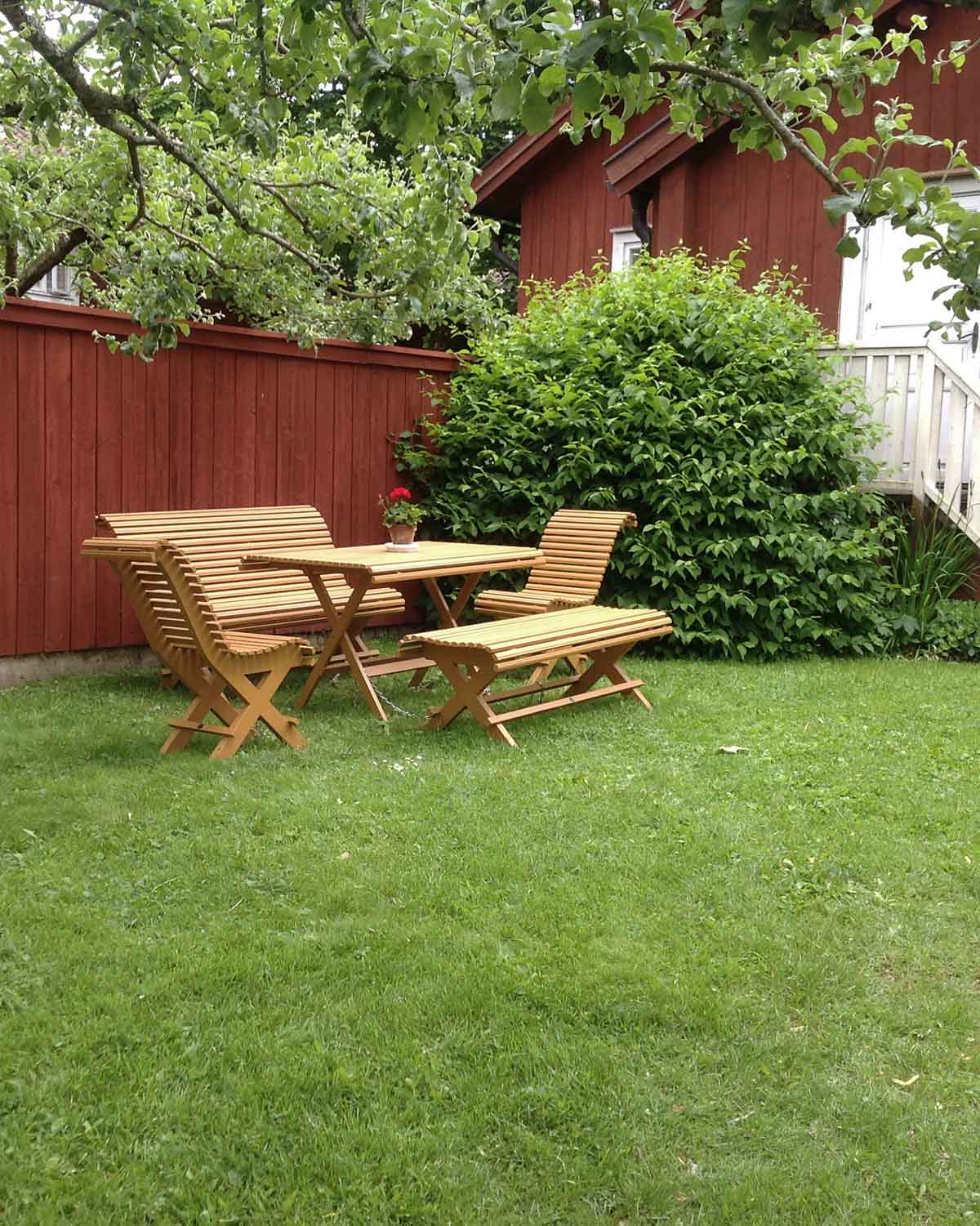 Tips & Fakta - Vårda trädgårdsmöbler av trä card image