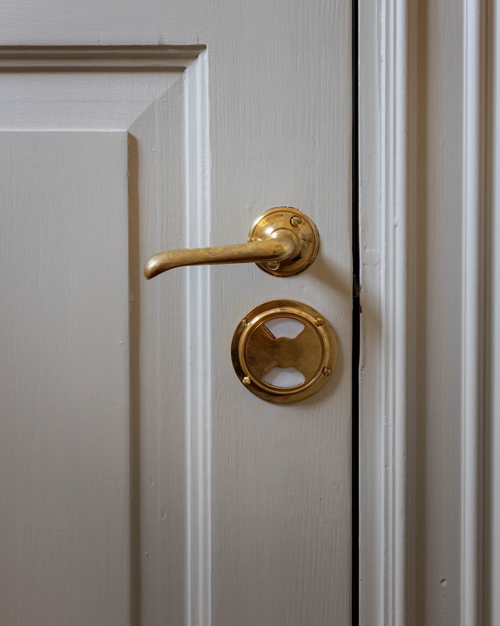 WC lock round for modern door - Toilet latch brass image