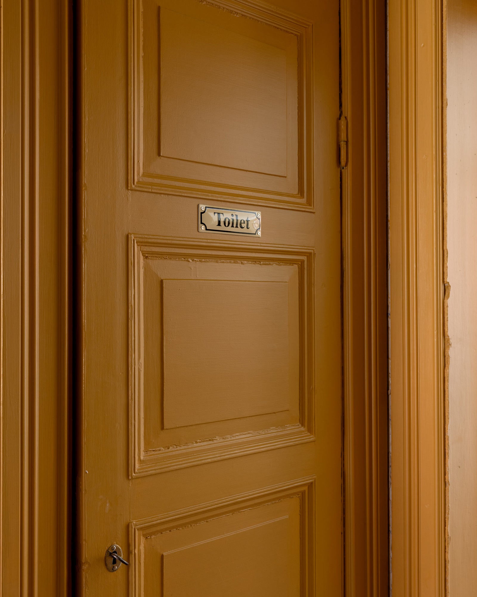 Emaljskylt - Toilet vit/svart image