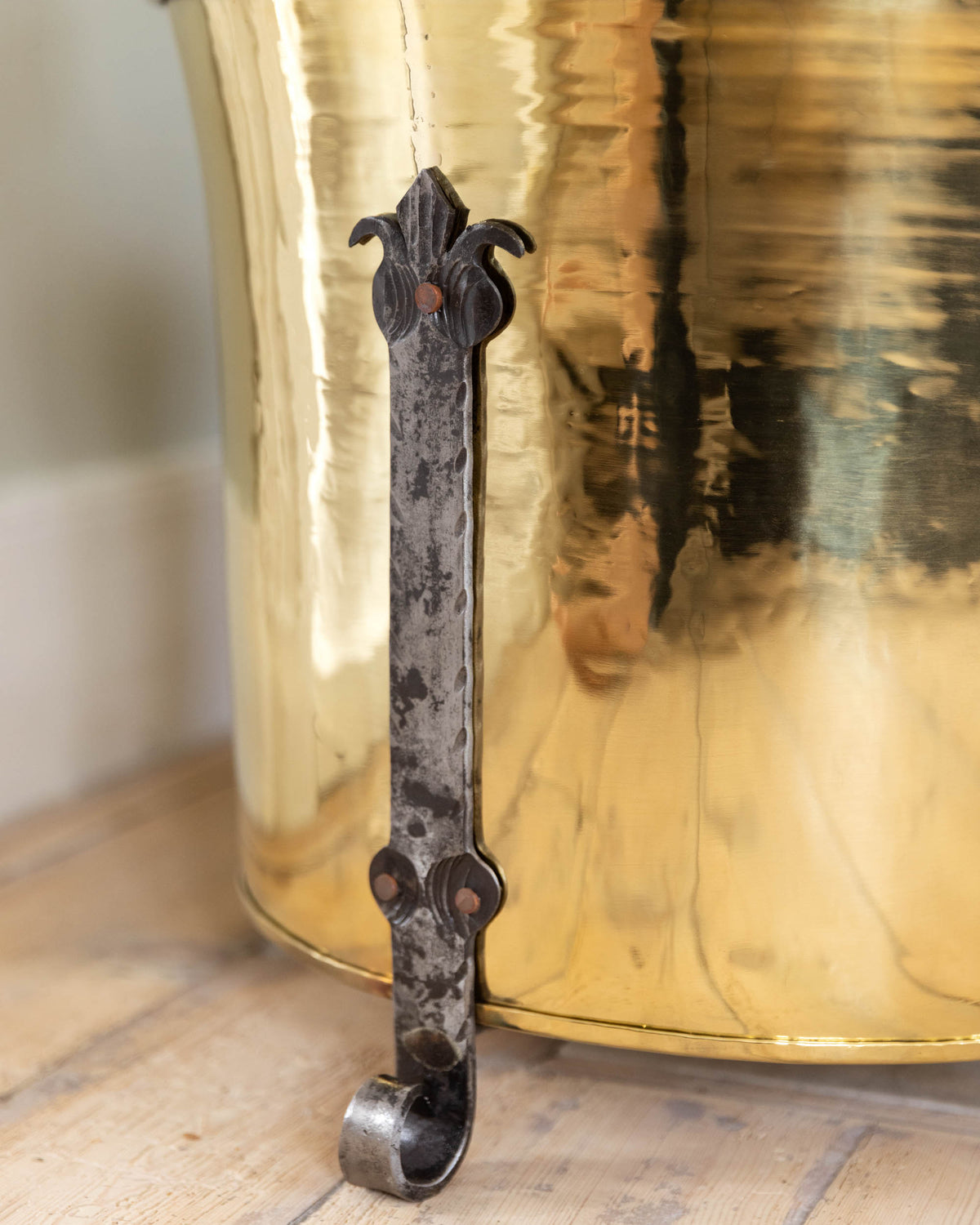 Log holder - Royal brass with base image