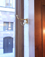 Crochet à vêtements - Quatre bras pivotants, laiton fin de siècle thumbnail image