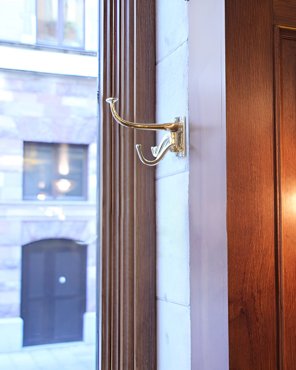 Crochet à vêtements - Quatre bras pivotants, laiton fin de siècle image