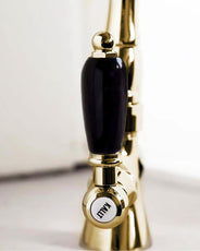 Kjøkkenbatteri - Chelsea messing med svarte håndtak thumbnail image