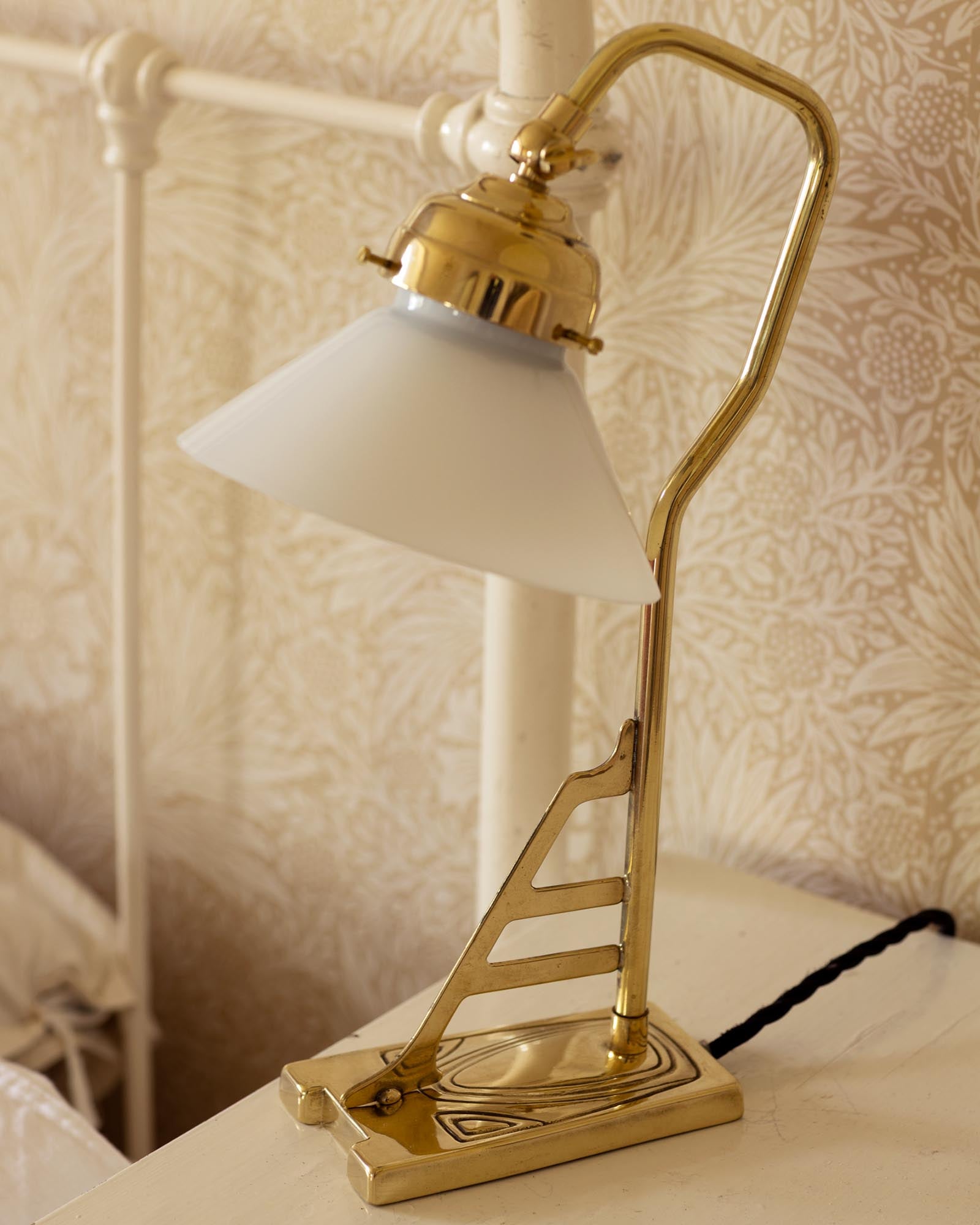 Bordslampa mässing - Modell 1900 med vit skärm image