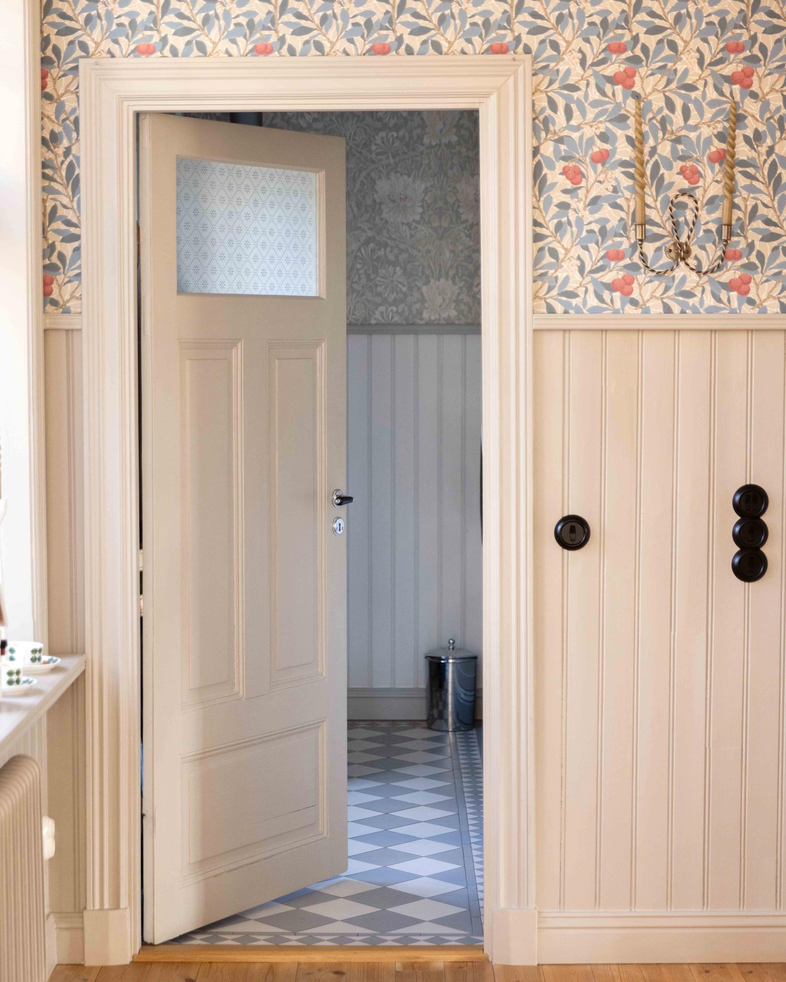 William Morris & Co. Papel pintado - Arbutus Woad/Russet image