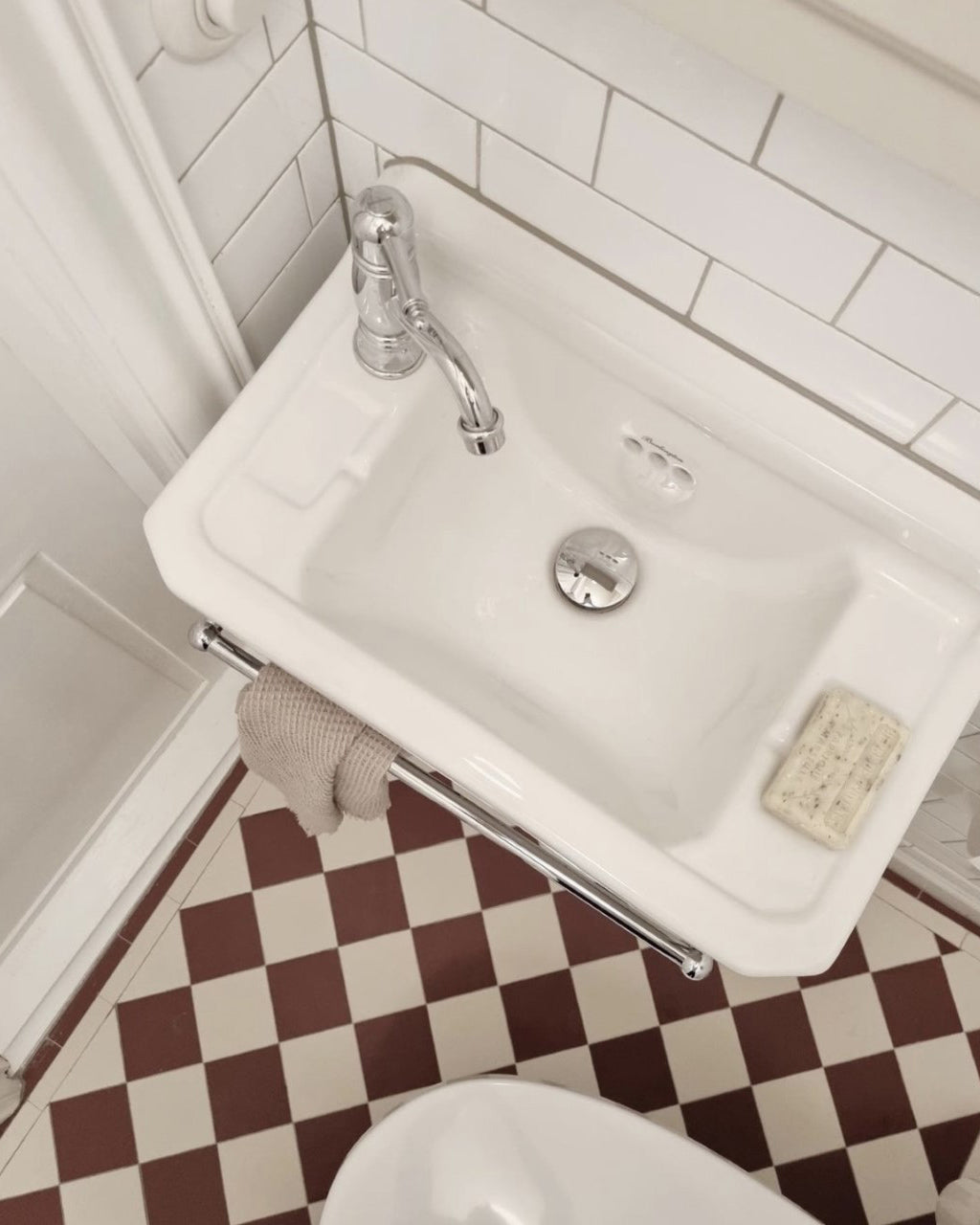 Bathroom Sink - Burlington Edwardian JR - 51 cm (20.1 in.) with Towel Bar image
