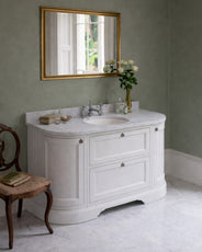 Gammaldags Badrumskommod rundat Burlington - 134 cm vit/Carrara/låda thumbnail image